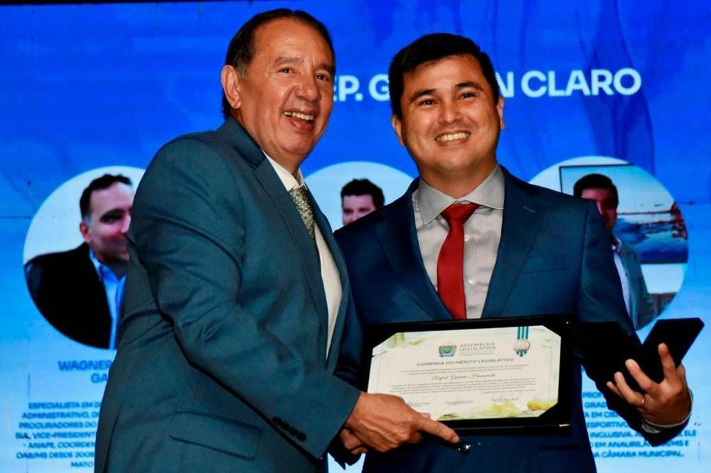 Presidente da Câmara de Anaurilândia Prof Rafael foi homenageado com a Comenda do Mérito Legislativo.