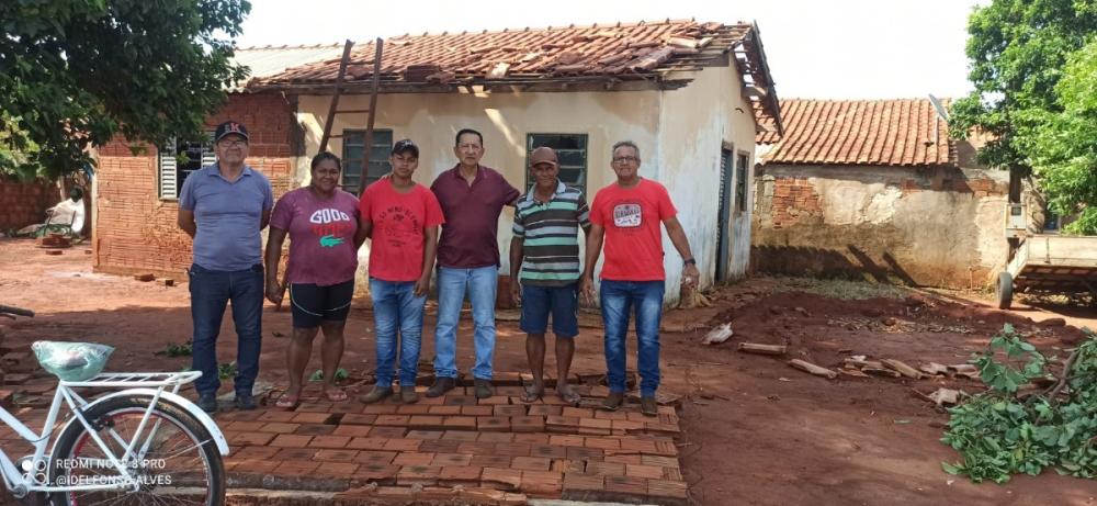Prefeito Edinho realiza visitas nos bairros atingidos pelo vendaval que atingiu Anaurilândia