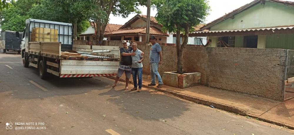 Telhas e madeiramento são distribuídos para moradores atingidos pelo vendaval