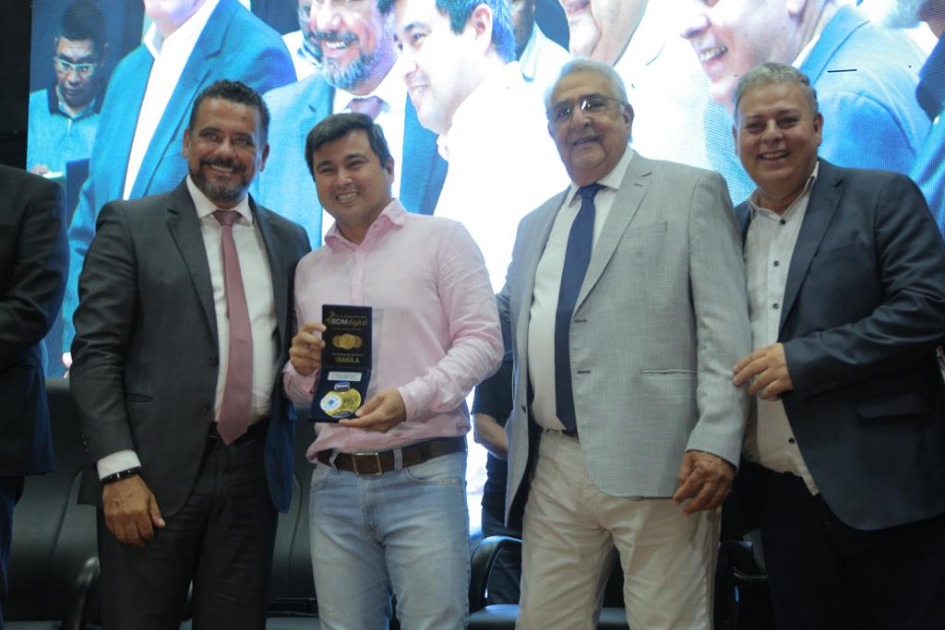 Presidente da Câmara de Anaurilândia Recebe Homenagem